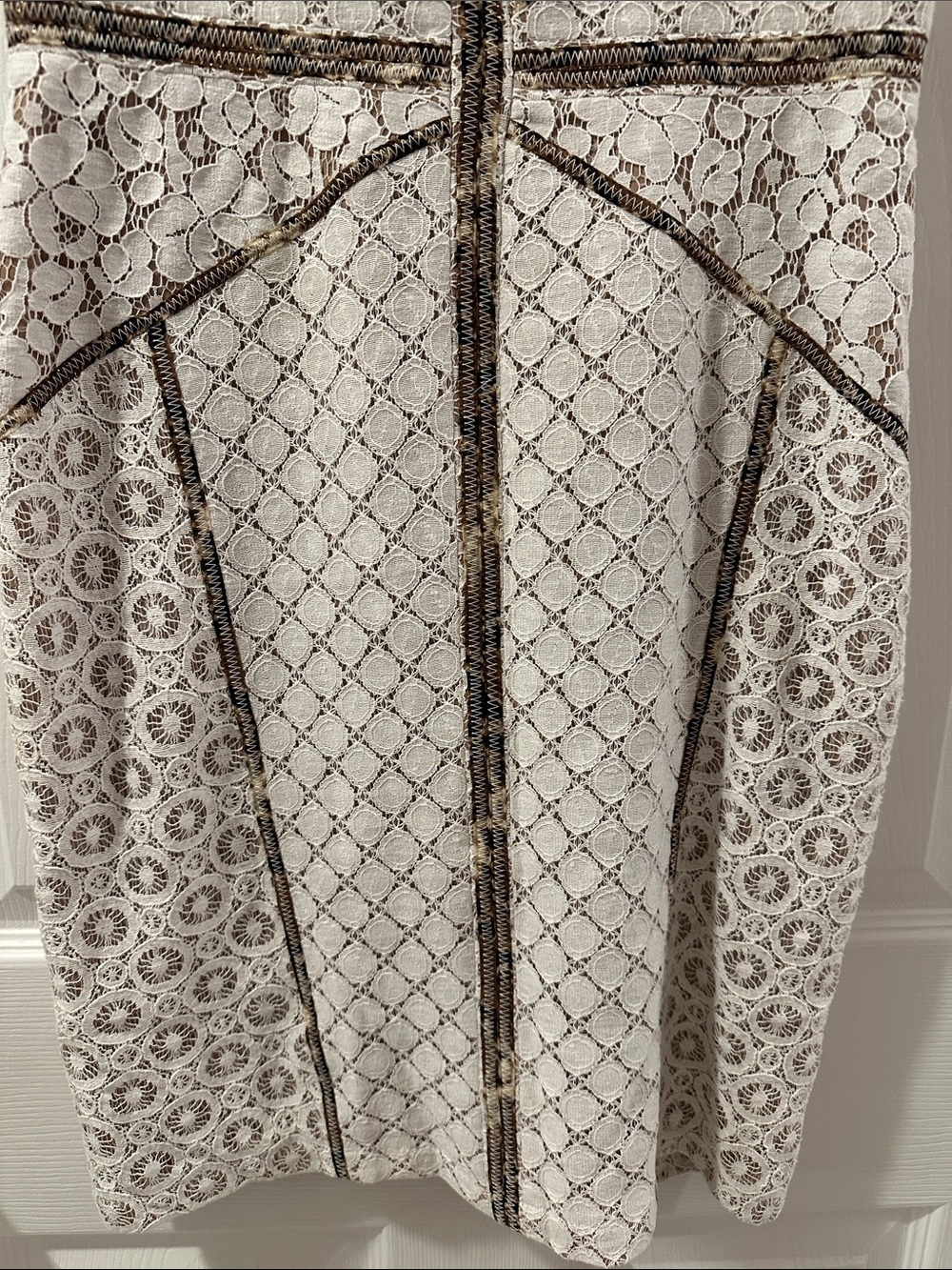 BCBG MAXAZRIA White Lace Sheath Dress with Contrast Trim Sz 4 Feminine Elegant - Picture 4 of 11